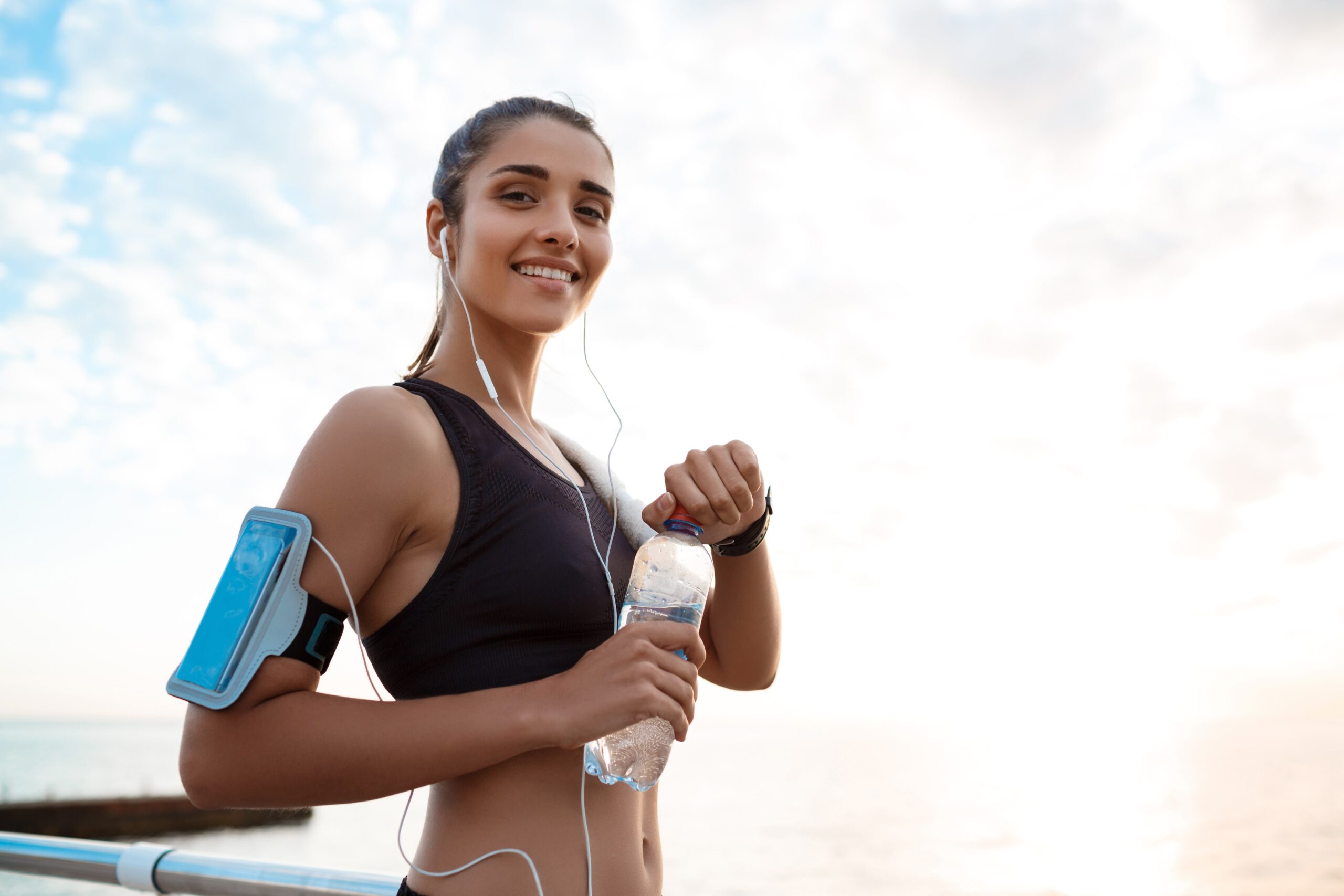 mujer después de correr tomando agua